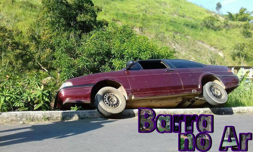 Motorista perde o controle e carro quase cai em pirambeira
