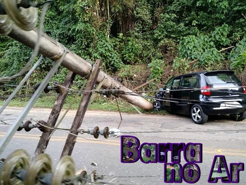 Carro bate e derruba poste em Ipiabas