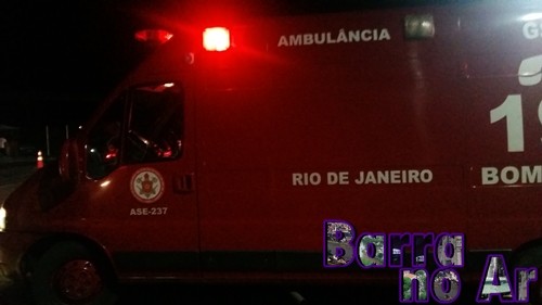 Motociclista e carona ficam feridos após colidirem com árvore no Areal