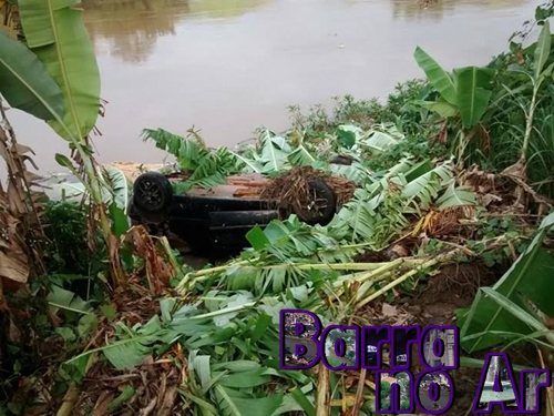 Carro derrapa e quase cai em leito de rio no bairro Campo Bom